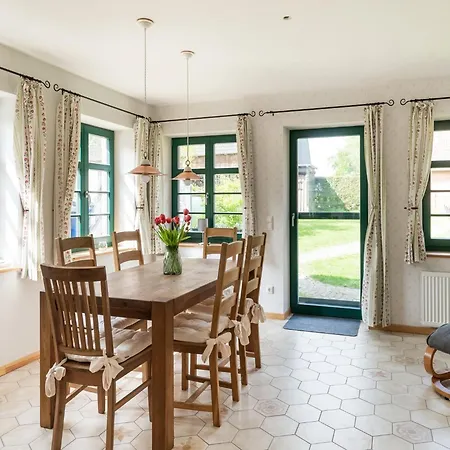 Lovely Holiday In With Terrace Сasa de vacaciones *
