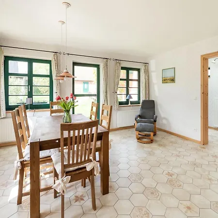 Lovely Holiday In With Terrace Сasa de vacaciones *